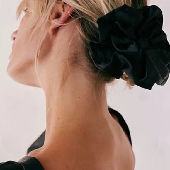 Free People Maria’s Bow Black Satin Hair Scrunchie NWT - Picture 1 of 3